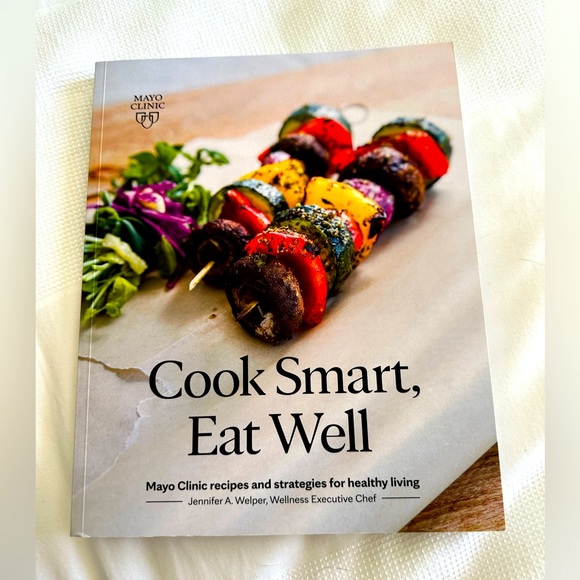 COOK SMART EAT WELL Mayo Clinic Cookbook - Picture 1 of 3